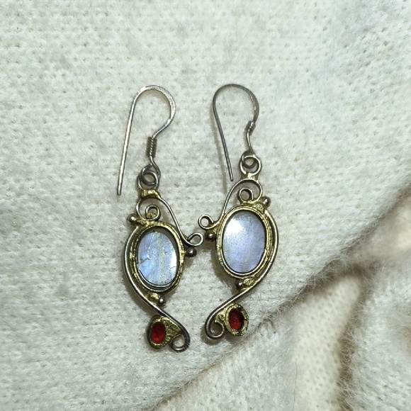 Elegant .925 Silver, Moonstone and Garnet Earrings - Picture 2 of 3